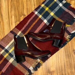 Russell & Bromley women 39.5 9 Boot ankle Chelsea Brown red 2” block heel brogue